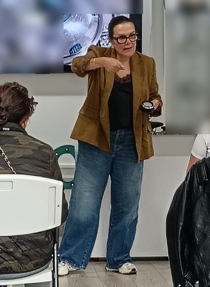 Charo Coromoto explicando de pie delante de un grupo sentado durante un taller